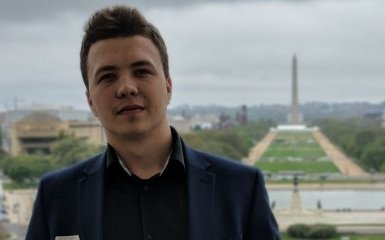 Режим Лукашенка екстрено посадив в Мінську літак для затримання засновника Nexta