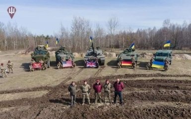 Резніков із десантниками обкатав в Україні перші танки Challenger