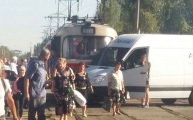 У Києві трамвай в'їхав у мікроавтобус: з'явилися фото