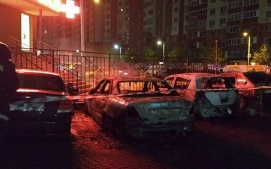 В Одессе подожгли десятки авто: появилось видео