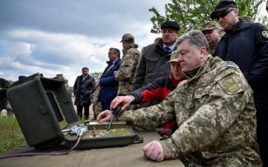 Порошенко привез бойцам новые минометы и беспилотники: опубликованы фото