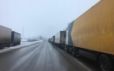 Росія перестала пускати вантажівки з України