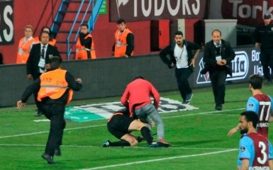 Турецкие фанаты избили судью во время матча: опубликовано видео
