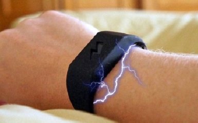 Мережу вразив браслет, що б’є струмом за думки про шкідливу їжу