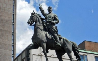 У Києві пошкодили відомий радянський пам'ятник: з'явилося фото