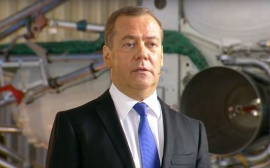 Медведев пытается запугать Украину сотнями тысяч контрактников