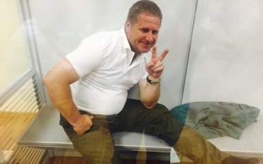 Біля обложеного суду з командиром "Айдара" сталася бійка: з'явилося відео