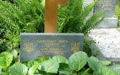 Скандал з могилою відомого українця в Європі: Порошенко прийняв рішення