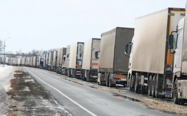 На Закарпатті активісти не пускають російські фури