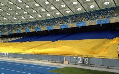 Гигантский флаг-рекордсмен поможет Украине победить Исландию: опубликовано фото