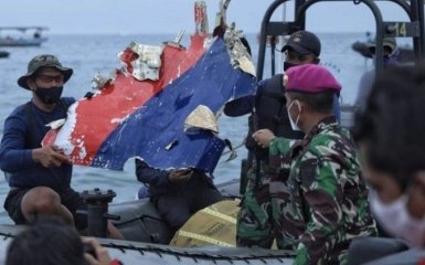 Катастрофа літака в Індонезії: виявлені останки тіл і чорні скриньки