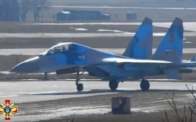 Воздушный бой с высшим пилотажем: появилось видео учений авиации ВСУ