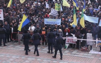 Під Радою мітингують сотні людей: опубліковані фото