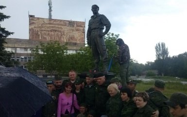 Из-за памятника главарю боевиков ЛНР сепаратисты переругались