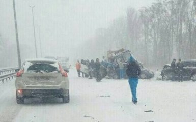 Под Киевом снегоуборочная техника попала в ДТП: опубликованы фото