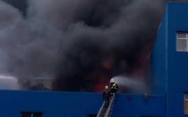 У Києві в районі "Даринку" сталася масштабна пожежа: з'явилися нові фото і відео