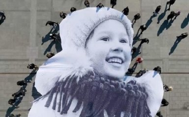 В Ватикане развернули гигантское фото 5-летней украинки Валерии