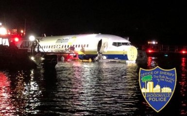 У США Boeing 737 із понад сотнею пасажирів впав у річку: перші фото