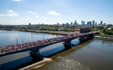 У Польщі опозиція вивела на вулиці сотні тисяч людей: опубліковані фото