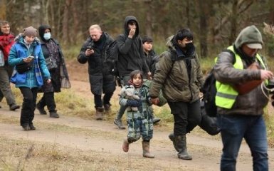 Мигранты уже вышли к белорусскому КПП на границе с Польшей