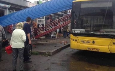 У Києві автобус зніс зупинку з людьми: з'явилися фото