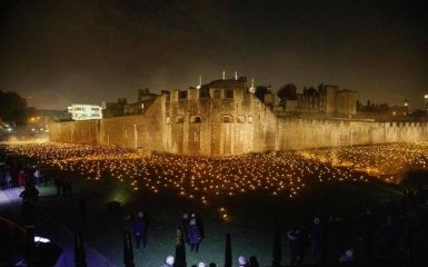 На честь закінчення Першої світової в Лондоні запалили тисячі вогнів: вражаючі фото і відео