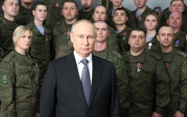 Актеры или военные преступники: кто же стоял за спиной Путина во время новогоднего обращения