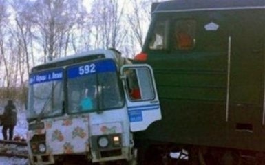 У Росії потяг зіткнувся зі шкільним автобусом, є жертви