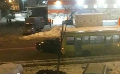 В Киеве произошло серьезное ДТП с маршруткой: появились фото