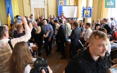 Заворушення у Львові: з'явилися нові відео сутичок у міськраді