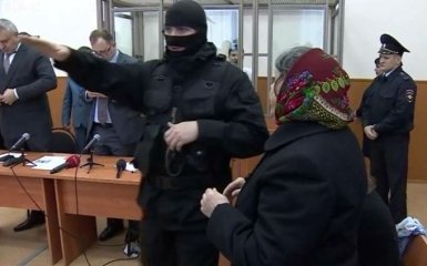 Адвоката Савченко повеселил зигующий пристав в суде: опубликовано фото