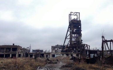 Бойцы АТО подняли сбитый боевиками флаг Украины: опубликовано видео