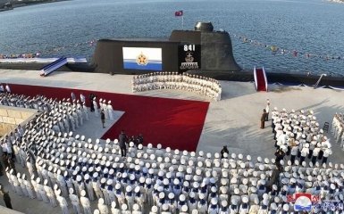 Північна Корея показала новий підводний човен з ядерною зброєю — фото