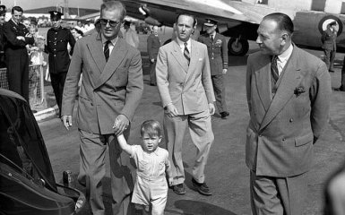 Принц Чарльз показав сімейні фото з молодим принцом Філіпом