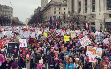 Скучаем по Обаме: звезды поддержали Женский марш против Трампа яркими фото и призывами