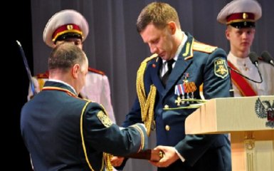 Главаря ДНР под веселую музыку наградили оружием: появилось видео