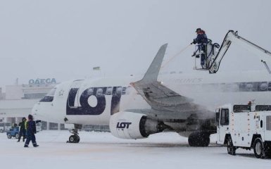 Из-за снега аэропорт в Одессе парализован