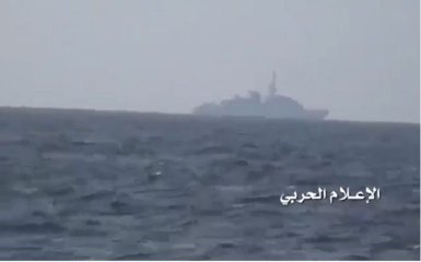 У берегов Йемена боевики протаранили военный корабль: появилось яркое видео