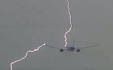 В Амстердаме молния попала в пассажирский самолет: опубликовано впечатляющее видео