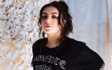 Вражаюче видовище: відома британська співачка зняла кліп на столичній Троєщині