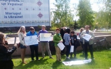 У Маріуполі влаштували мітинг з плакатами "Крем наш": опубліковано фото