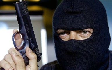 В Киеве произошло вооруженное ограбление банка: появились фото с места событий