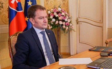 Премьер Словакии уходит в отставку из-за российской вакцины