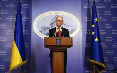 Прем'єр видав перші ID-паспорти українцям (відео)