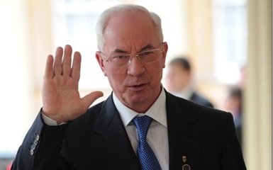 Золотая лопата Азарова: соцсети смеются над "кладом" бывшего премьера