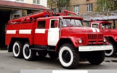 В Киеве сильный пожар, тушить не могут из-за припаркованных авто: появилось фото