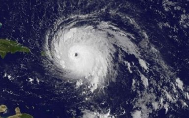 В Атлантике разбушевался ураган "Мария": опубликовано видео