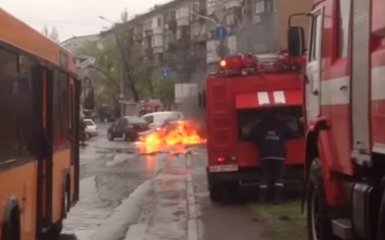 У Києві просто посеред вулиці спалахнуло авто: опубліковано відео