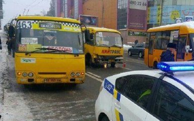 У Києві зіткнулися маршрутки, є постраждалі пасажири: опубліковані фото