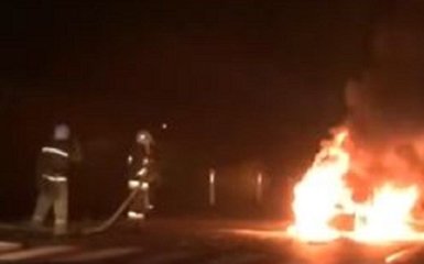 На Львівщині автівка влетіла в КамАЗ і згоріла вщент: з'явилося відео